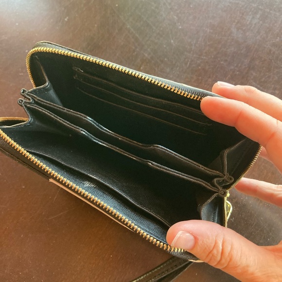 Fossil Wristlet. Tri colored. Black. Cream. Grey. Zipper - Picture 4 of 6